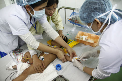 Bệnh nhi tay chân miệng đang được điều trị tại bệnh viện Đà Nẵng. Ảnh: Nguyễn Đông