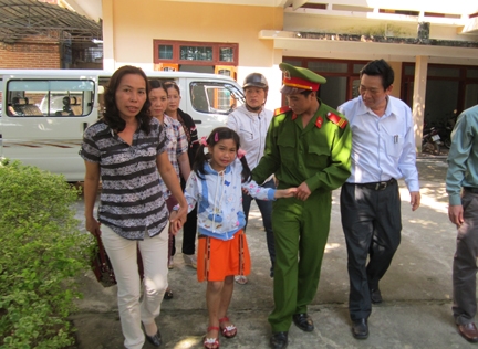 Bé Nguyễn Thục Phi được mọi người đưa về nhà mới ở Trung tâm bảo trợ xã hội tỉnh