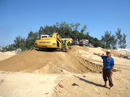 Ngư dân Nguyễn Xếch cho biết: Cứ sau tết là tụi tui lại phải góp tiền để thuê máy múc nạo vét cửa biển