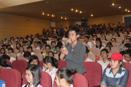 Học sinh đặt câu hỏi về quy chế tuyển sinh 2012 cho Hội đồng tư vấn