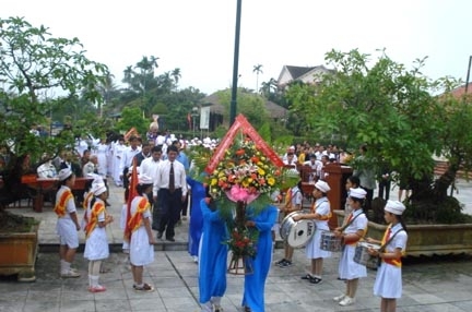 Cán bộ, nhân dân và học sinh tham dự lễ dâng hương kỷ niệm 106 năm Ngày sinh Cố Thủ tướng Phạm Văn Đồng.