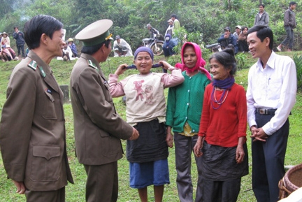 Đại tá Ngô Duy Mười (thứ 2 bên trái) Chỉ huy trưởng Bộ đội Biên phòng tỉnh thăm hỏi đồng bào vùng cao.