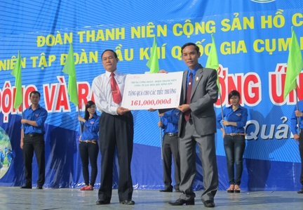 Đại diện Tỉnh đoàn trao tiền hỗ trợ các tiểu thương cho ông Phạm Thanh Nghìn- Phó Chủ tịch UB MTTQVN tỉnh