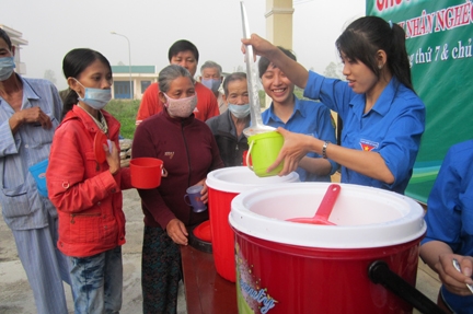 Phát cháo từ thiện cho bệnh nhân nghèo tại Bệnh viện Lao và bệnh Phổi Quảng Ngãi