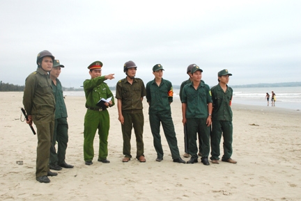 Thượng úy Cao Văn Thành - Cán bộ Công an huyện tăng cường đang cùng Công an xã và dân quân cơ động triển khai công tác tuần tra  đảm bảo an ninh, trật tự ở bãi tắm Mỹ Khê.