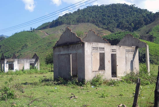 Nhiều ngôi nhà trong Làng TNLN Ba Tơ đã trở nên hoang phế.