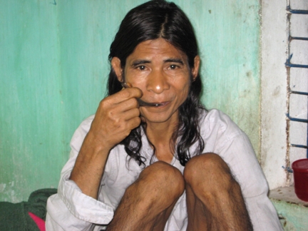 Hình ảnh Đinh Tà Với khi được người dân bắt từ trên rừng đưa về đồng bằng vào năm 2008