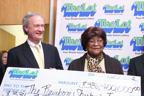Bà Louise White, 81 tuổi trong lễ trao giải thưởng sổ xố trị giá 336,4 triệu USD. Ảnh: AP