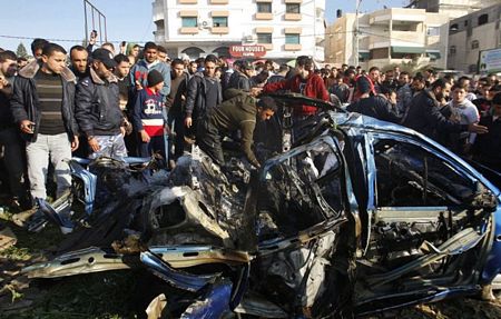 Một chiếc ô tô tại Gaza bị thiêu rụi sau cuộc không kích của Israel.