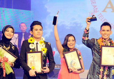 Hai thí sinh Indonesia (thứ 3 và thứ 4 từ trái sang) đoạt giải nhất thể loại nhạc nhẹ và dân ca. Ảnh: A.Dung