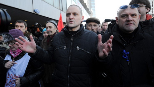 Ông Sergei Udaltsov phát biểu với báo giới ngày 10-3, không lâu sau khi bị bắt - Ảnh: AFP