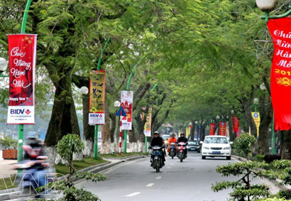   Đường Thanh Niên, xưa có tên là Cổ Ngư, một trong những con đường thơ mộng nhất của Hà Nội