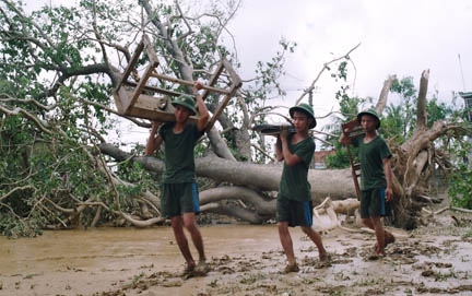 Tuổi trẻ LLVT xung kích giúp dân khắc phục hậu quả bão lũ.
