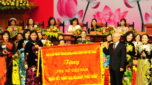  Thay mặt Ban chấp hành Trung ương Đảng, Tổng Bí thư Nguyễn Phú Trọng trao tặng bức trướng Phụ nữ Việt Nam 