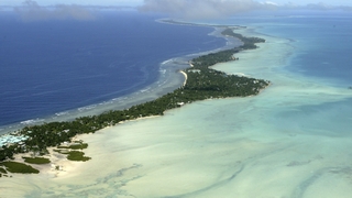 Lo ngại tình trạng biến đổi khí hậu sẽ nhấn chìm cả đất nước, lãnh đạo quốc đảo Kiribati ở Thái Bình Dương đang xem xét kế hoạch mua đất để di dời toàn bộ dân cư của họ tới Fiji.
