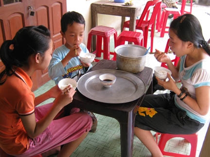 Bữa cơm sáng đạm bạc của ba chị em Bùi Thị Huệ.