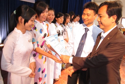 Đại diện CLB Doanh nhân Sài Gòn trao học bổng cho các sinh viên nghèo hiếu học