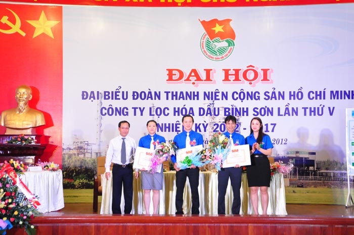 Ca1c cá nhân nhận bằng khen của Đoàn tập đoàn dầu khí Quốc gia Việt Nam.