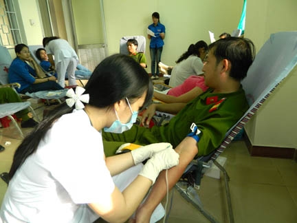 Đoàn viên thanh niên Công an tỉnh tham gia hiến máu nhân đạo ở Bệnh viện đa khoa Quảng Ngãi.