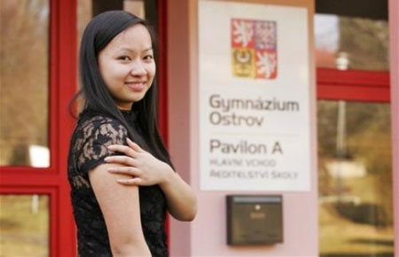  Nữ sinh Nguyen Thuy Linh giành giải thưởng văn học Filip Venclík 2 năm liên tiếp. Ảnh: iDNes.