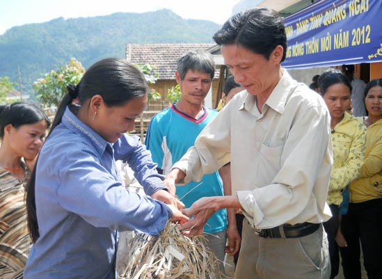 Bí thư Đoàn DCĐ Nguyễn Thanh Dũng trao lợn giống cho bà con KDC Ngọc Răng (thôn Tà Cây, Sơn Tân, Sơn Tây).