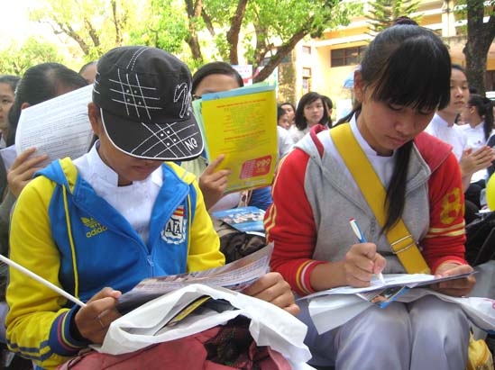 Học sinh Trường THPT Trần Quốc Tuấn tìm hiểu thông tin tuyển sinh ĐH, CĐ qua các tờ rơi.