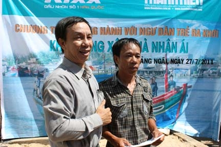 Ngư dân trẻ Tu Thanh Sơn được Tổng biên tập Báo Thanh Niên trao tiền hỗ trợ làm nhà nhân ái.