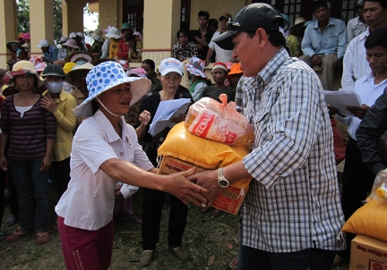 Đoàn từ thiện tặng quà cho bà con ở xã Trà Tân, huyện Trà Bồng