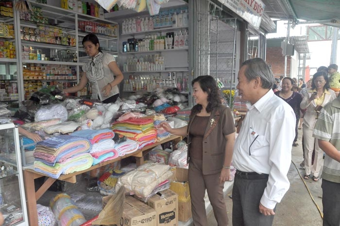 Lãnh đạo tỉnh tham quan các giang hàng mua bán và động viên các tiểu thương tại chợ tạm.