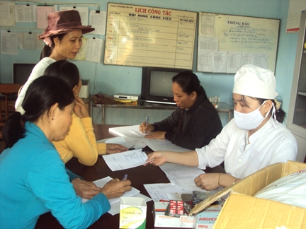 Chị em phụ nữ huyện Nghĩa Hành được tư vấn chăm sóc sức khỏe sinh sản đợt 1, năm 2012.