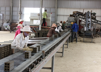 Nhà máy gạch tuy-nel Phổ Hòa đi vào hoạt động góp phần tăng giá trị sản xuất công nghiệp huyện Đức Phổ và giải quyết việc làm cho gần 200 lao động địa phương.