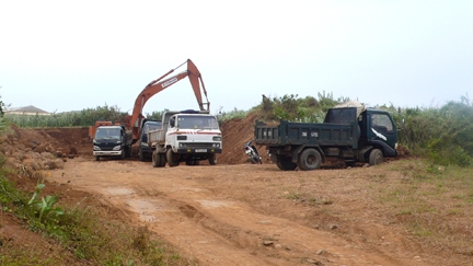 Đơn vị thi công đang sử dụng phương tiện xe cơ giới đào bới triền đồi ngay trong khu vực Giếng Vua.