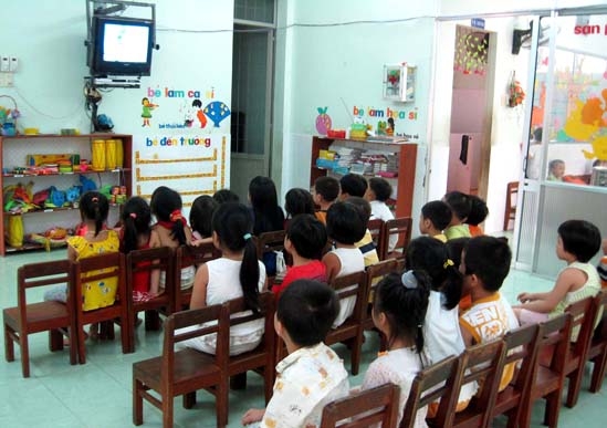 Học sinh Trường Mầm non 2/9 (Tp Quảng Ngãi) xem chương trình giải trí dành cho thiếu nhi.   