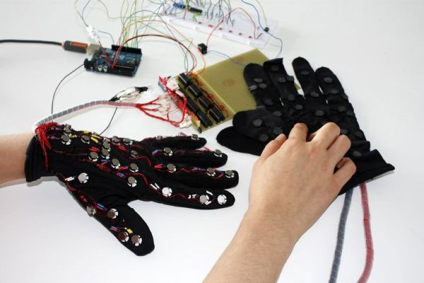 Găng tay giúp người mù điếc nhận và nhắn tin thông qua bộ cảm biến và bluetooth kết nối với điện thoại