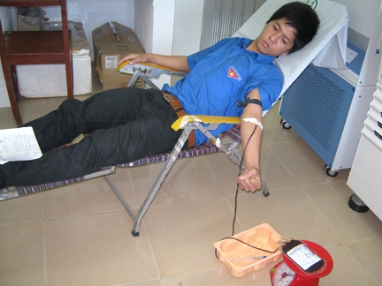 Đoàn viên thanh niên huyện Minh Long tham gia hiến máu tình nguyện.