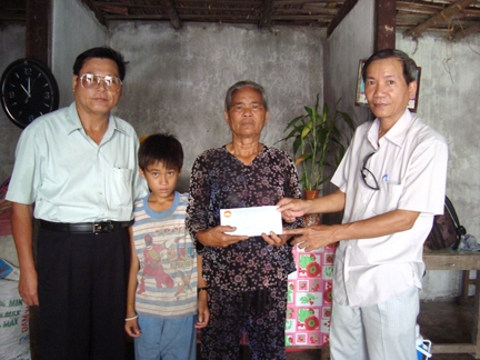 Trao tiền hỗ trợ bà Trần Thị Thinh