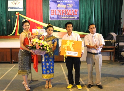 Đại diện Trường Phạm Văn Đồng trao quà mừng năm mới cho sinh viên Lào