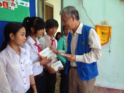Đại diện Hiệp hội Quảng cáo Việt Nam trao học bổng cho học sinh con ngư dân nghèo huyện Lý Sơn.