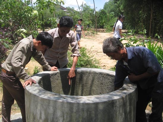 Nhiều giếng nước bị khô, cả xóm Phú Lý dùng chung giếng nước nhà ông Phạm Thết.