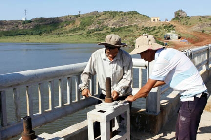 Công nhân Công ty CP xây dựng Cơ sở Hạ tầng Quảng Ngãi đang lắp đặt hệ thống van điều tiết nước phục vụ tưới tiêu, sinh hoạt cho nhân dân huyện đảo Lý Sơn.