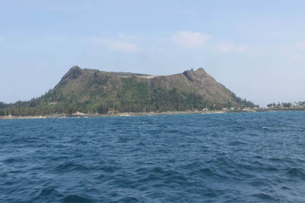 Toàn cảnh đập thuỷ lợi treo trên đỉnh núi Thới Lới, huyện đảo Lý Sơn.