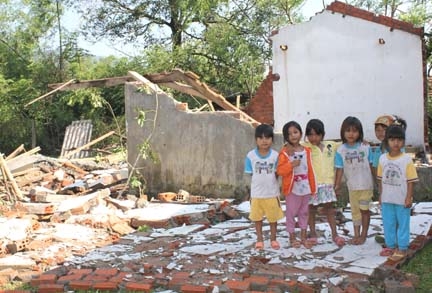 Các em nhỏ bên cạnh trường mầm non ở điểm thôn Gò Năng đã sụp đổ hoàn toàn