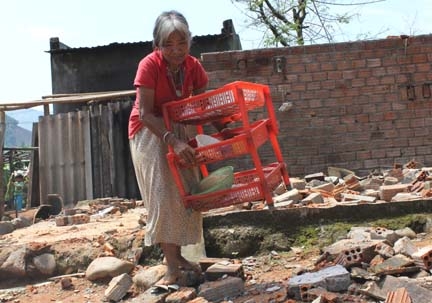Bà Phạm Thị Ngon thu nhặt những gì còn sót lại sau lốc xoáy
