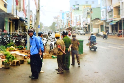 CCB phường Nguyễn Nghiêm vận động người dân không lấn chiếm vỉa hè để buôn bán.