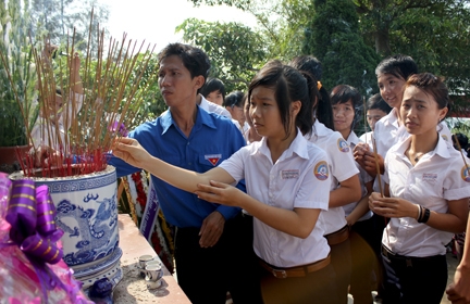 Các em học sinh trường THPT Huỳnh Thúc Kháng dâng hương tưởng niệm