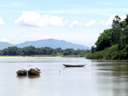  Bến Hà Nhai, nhìn từ giữa dòng Trà Khúc.