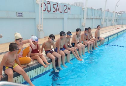Giờ học bơi của CLB hè tại Trường Tiểu học Việt - Úc Hà Nội.