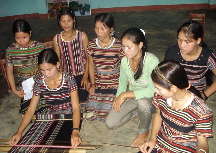 Đào tạo dệt thổ cẩm cho thanh niên đồng bào dân tộc thiểu số tại huyện Ba Tơ.
