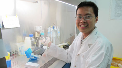   Nguyễn Kiến Trúc Giang làm việc trong phòng thí nghiệm