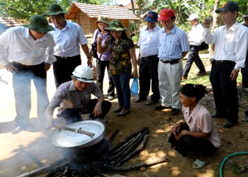 Khi kiểm tra, đoàn công tác của Bộ y tế và tỉnh phát hiện nguồn gạo ủ bị mốc là thực phẩm hàng ngày cùa người dân